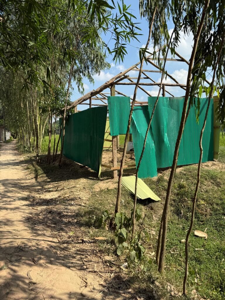 রাতের আঁধারে আদালতের নিষেধাজ্ঞা ভেঙে স্থাপনা নির্মাণে প্রতিপক্ষের হামলা