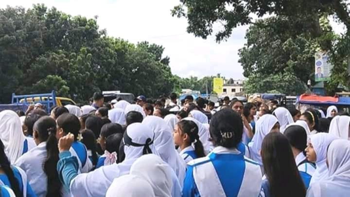 সিংগাইরে শ্রেণিকক্ষে ঢুকে শিক্ষককে লাঞ্ছিত করায় শিক্ষার্থীদের ক্ষোভ