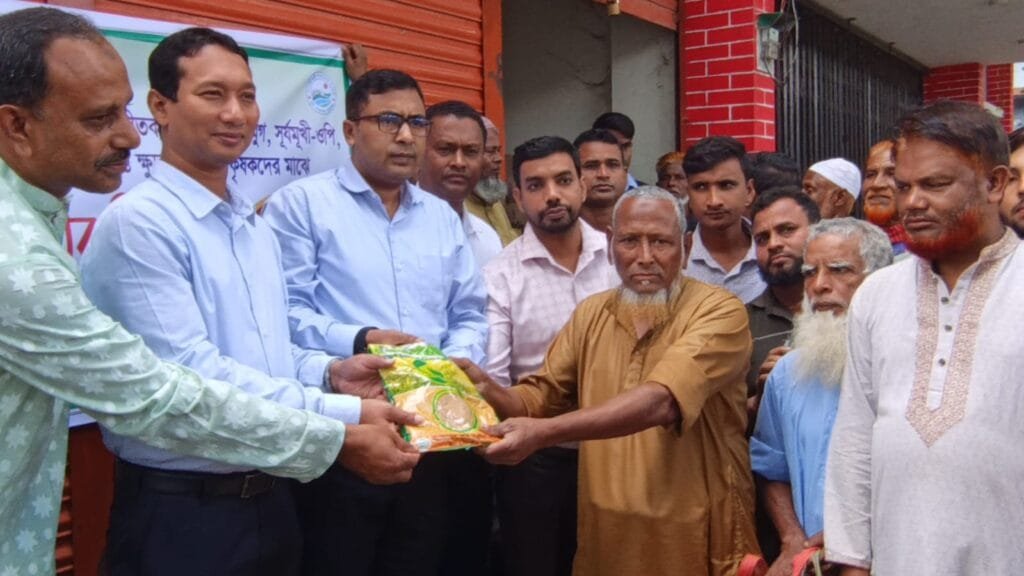 নাগেশ্বরীতে ফসল উৎপাদন বৃদ্ধিতে কৃষি প্রণোদনা হিসেবে শর্ষে বিজ ও সার বিতরণ