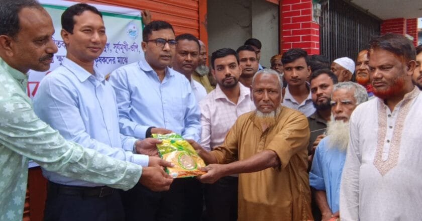 নাগেশ্বরীতে ফসল উৎপাদন বৃদ্ধিতে কৃষি প্রণোদনা হিসেবে শর্ষে বিজ ও সার বিতরণ