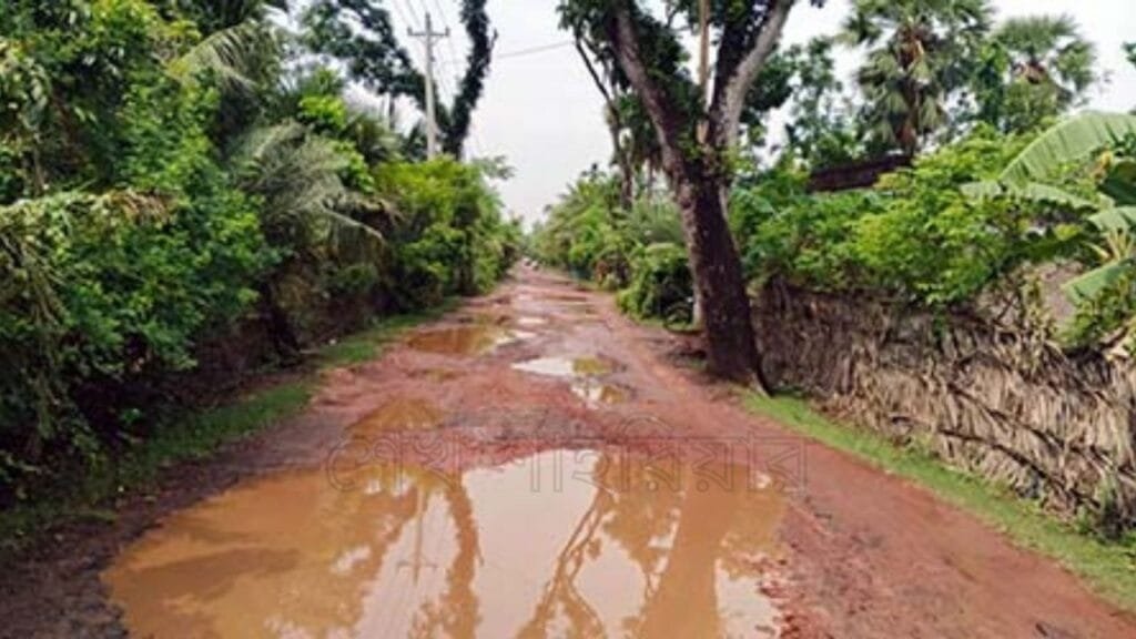 খুলনার পাইকগাছা–কয়রা সড়ক এখন মৃত্যু ফাঁদে, সংস্কারে উদাসীন কর্তৃপক্ষ