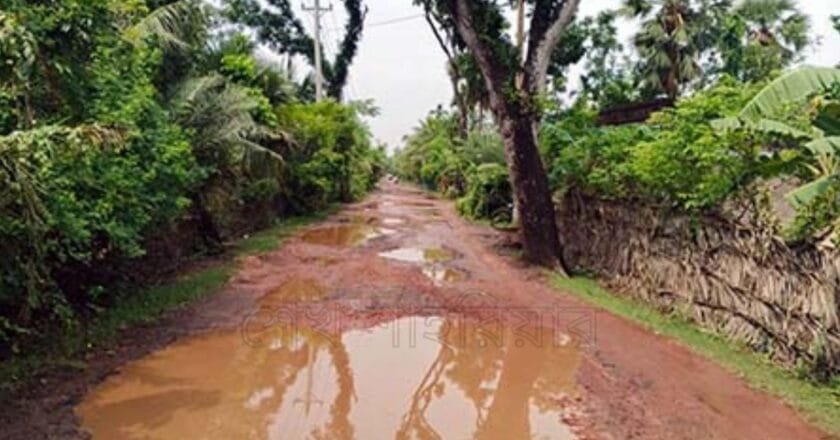 খুলনার পাইকগাছা–কয়রা সড়ক এখন মৃত্যু ফাঁদে, সংস্কারে উদাসীন কর্তৃপক্ষ