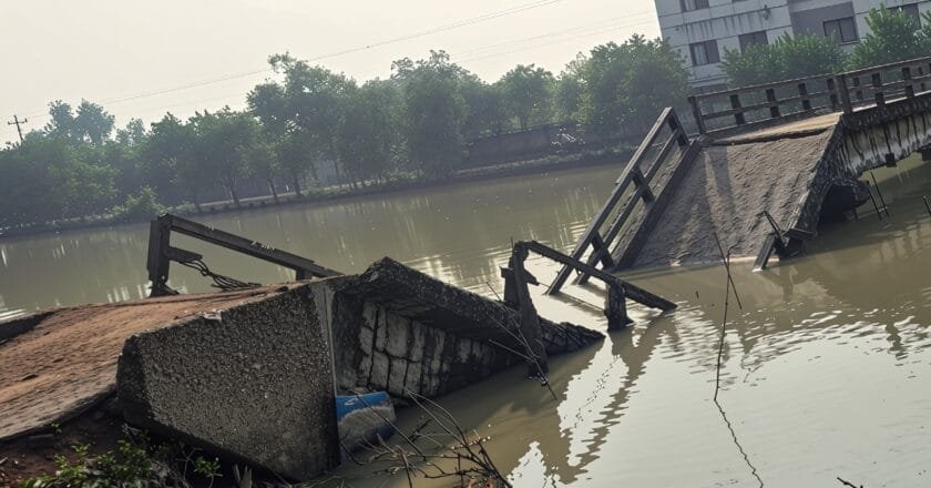 হঠাৎ ভেঙে পড়ল পাইকগাছার শামুকপোতা–পুটিমারী সংযোগ ব্রিজ, যোগাযোগ বন্ধ