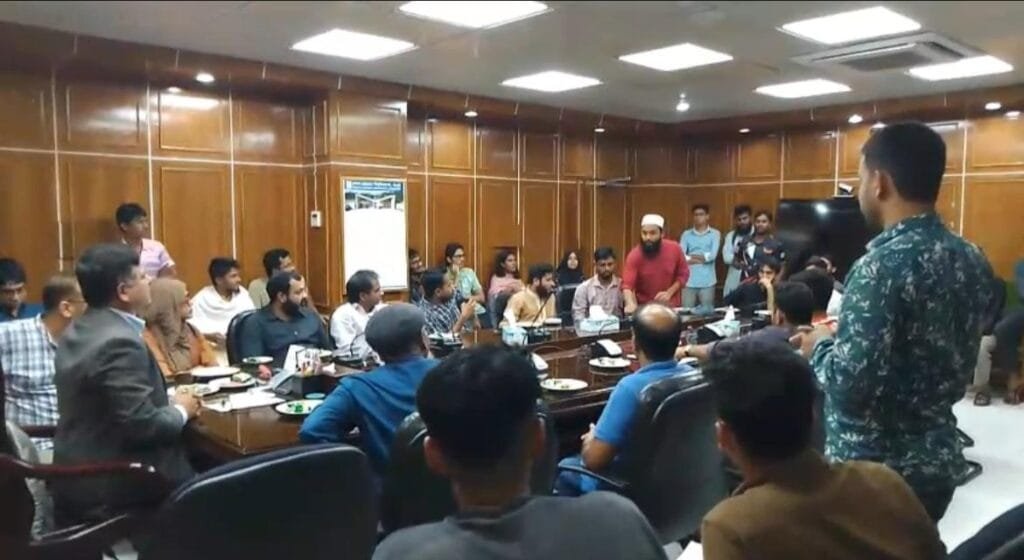 রাজনীতি নিষিদ্ধ ক্যাম্পাসে অছাত্র ও রাজনৈতিক ব্যক্তিদের দখলে ব্রাকসু