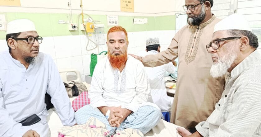 ইসলামী ঐক্য আন্দোলনের কেন্দ্রীয় নেতা মাওলানা হযরত আলীকে দেখতে মুগদা হাসপাতালে নেতৃবৃন্দ