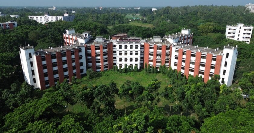 বেরোবির বহিষ্কৃত শিক্ষার্থীরা দিচ্ছেন ফাইনাল পরীক্ষা, এক মাসেও শেষ হয়নি তদন্ত