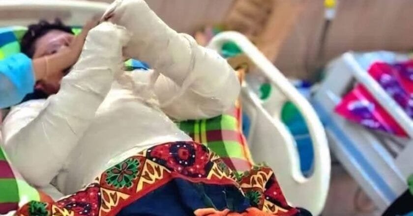 আ.লীগ সন্ত্রাসী কর্তৃক মানিকগঞ্জে বাসে আগুন : ঘুমন্ত চালক ঝলশে নিহত