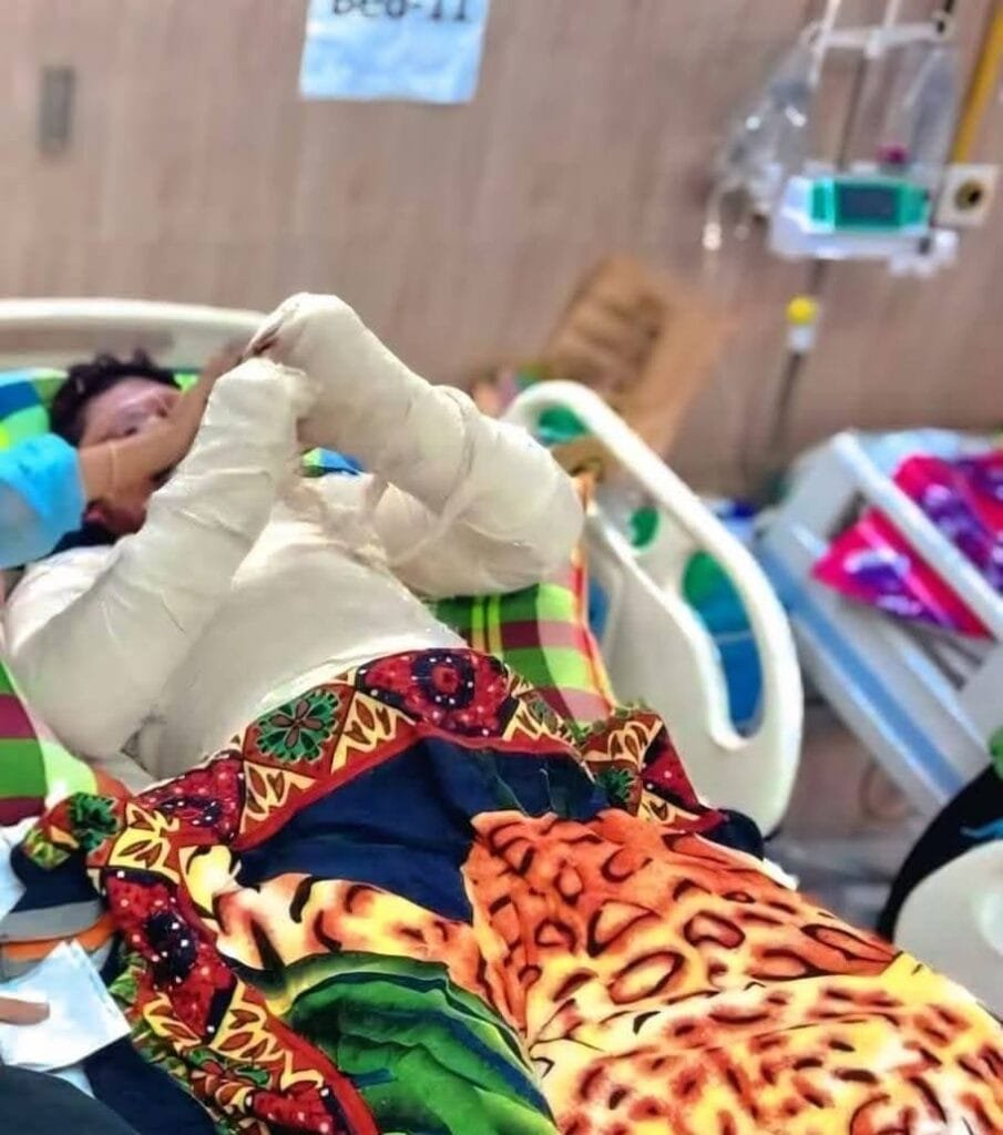 আ..লীগ সন্ত্রাসী কর্তৃক মানিকগঞ্জে বাসে আগুন : ঘুমন্ত চালক ঝলশে নিহত