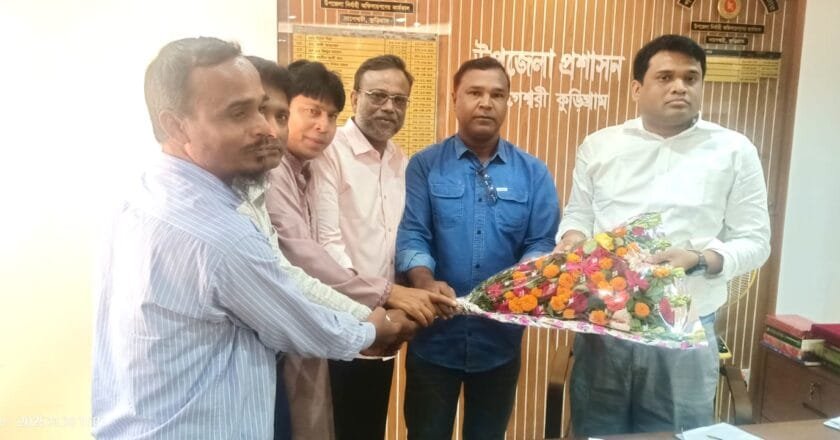 নাগেশ্বরীর নবনিযুক্ত ইউএনও-কে বেসরকারি সহকারী শিক্ষক সমিতির ফুলেল শুভেচ্ছা