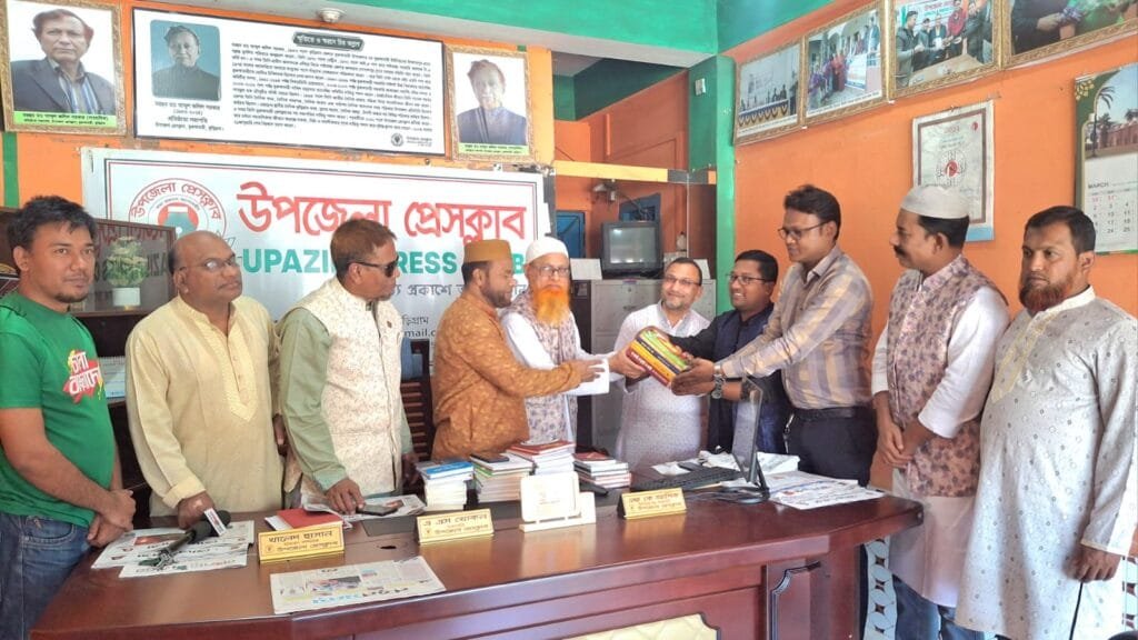 উপজেলা প্রেসক্লাবে বই উপহার দিলেন ডা. মিলন