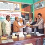 উপজেলা প্রেসক্লাবে বই উপহার দিলেন ডা. মিলন