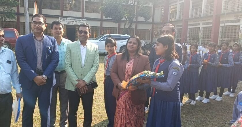ভূরুঙ্গামারীতে প্রথম আগমনে মডেল সরকারি প্রাথমিক বিদ্যালয় পরিদর্শন করলেন নবনিযুক্ত জেলা প্রশাসক
