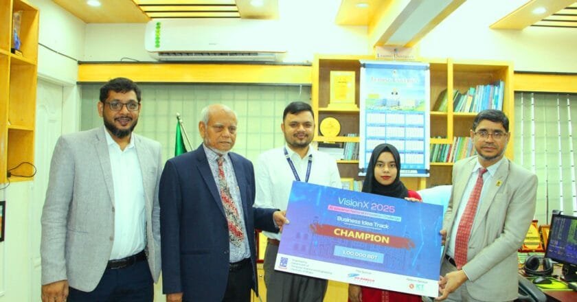 ভিশনএক্স ২০২৫ এর চ্যাম্পিয়ন টিম স্টিচ এআই কে লিডিং ইউনিভার্সিটির অভিনন্দন