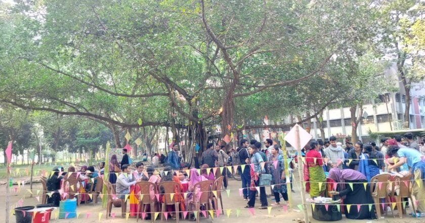 হৈমন্তী উৎসবে মেতেছে ইসলামী বিশ্ববিদ্যালয়