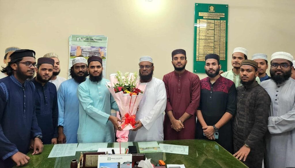 থিওলজী অনুষদের নতুন ডিনের সঙ্গে জমিয়তে তালাবার শুভেচ্ছা বিনিময়