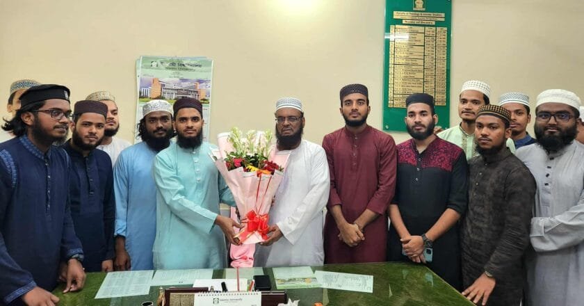 থিওলজী অনুষদের নতুন ডিনের সঙ্গে জমিয়তে তালাবার শুভেচ্ছা বিনিময়