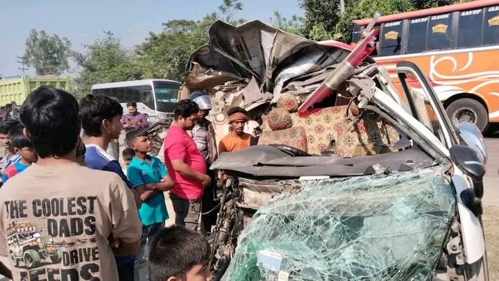রায়পুরায় এনা বাস ও এম্বুলেন্সের মুখোমুখি সংঘর্ষে চালক নিহত, আহত ৫