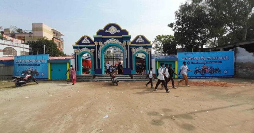 নওগাঁয় স্কুল মাঠ দখল করে বাণিজ্য মেলা; নেই প্রশাসনের অনুমতি