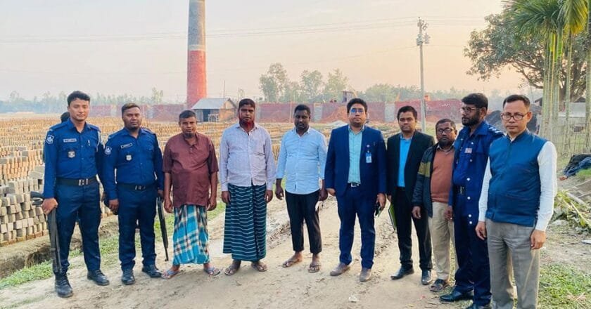 উলিপুরে পরিবেশ অধিদপ্তর ও জেলা প্রশাসনের অভিযানে ইটভাটায় জরিমানা