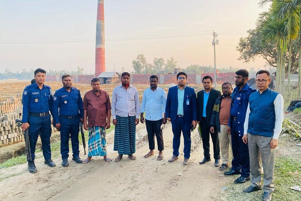 উলিপুরে পরিবেশ অধিদপ্তর ও জেলা প্রশাসনের অভিযানে ইটভাটায় জরিমানা