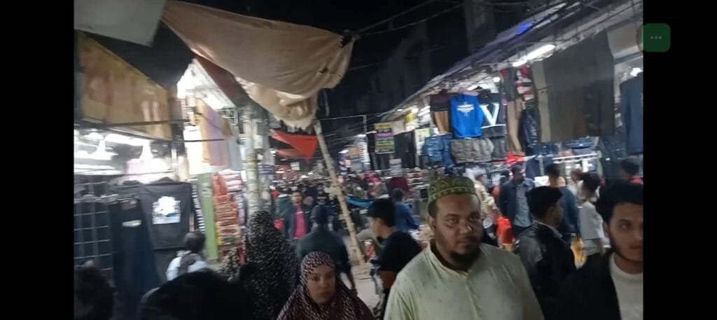 খুলনায় শীতের প্রস্তুতিতে নিক্সন মার্কেট-ক্লে রোডে উপচে পড়া ভিড়, শৈত্য প্রবাহের প্রস্তুতি