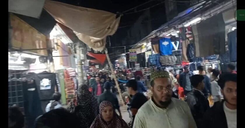 খুলনায় শীতের প্রস্তুতিতে নিক্সন মার্কেট-ক্লে রোডে উপচে পড়া ভিড়, শৈত্য প্রবাহের প্রস্তুতি