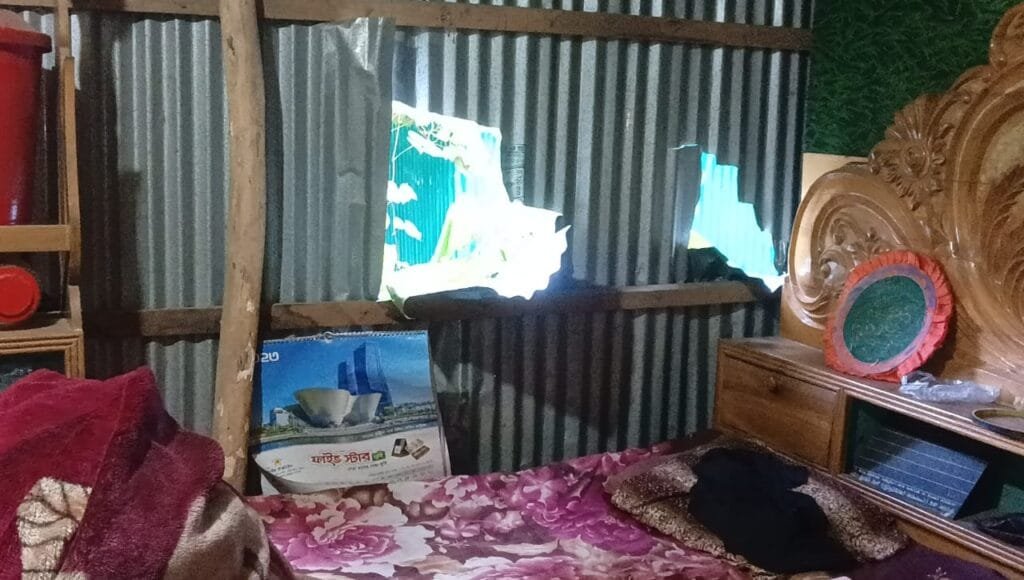 আধুনগর ইউনিয়নে চলাচলের রাস্তায় বাঁধা, বসতবাড়ি ভাঙচুর করে লুটপাটের অভিযোগ