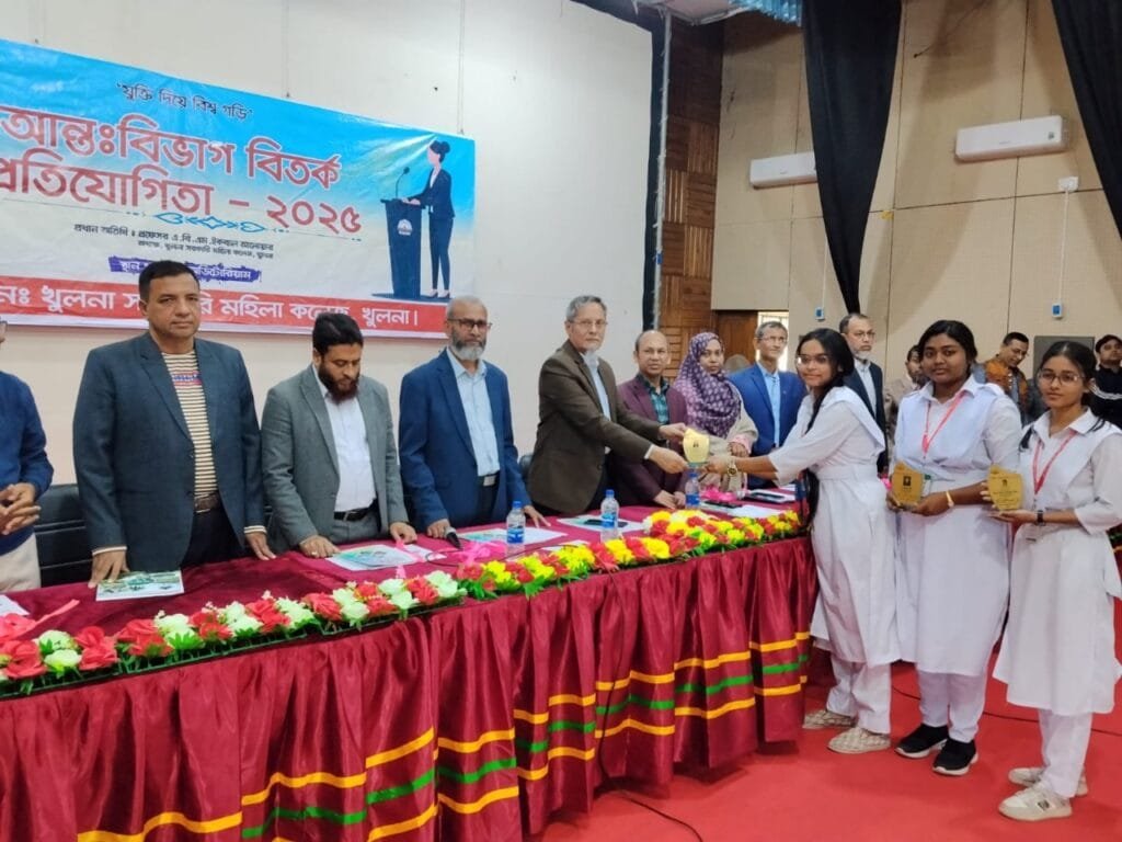 খুলনা সরকারি মহিলা কলেজের বিতর্ক প্রতিযোগিতায় চ্যাম্পিয়ন রিদা