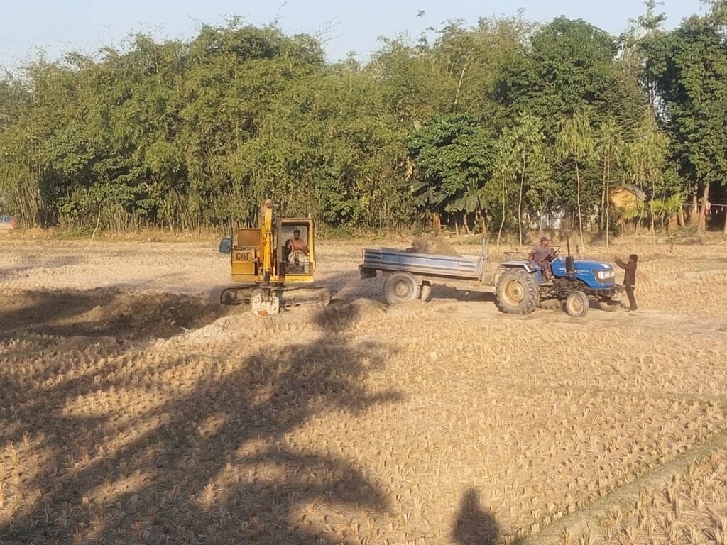 কুড়িগ্রামে এক্সক্যাভেটরে ফসলি জমির মাটি কাটার মহোৎসব, প্রশাসন নীরব
