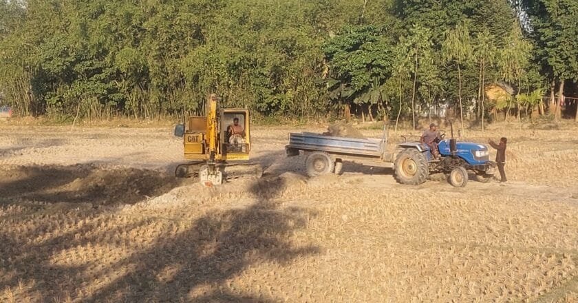 কুড়িগ্রামে এক্সক্যাভেটরে ফসলি জমির মাটি কাটার মহোৎসব, প্রশাসন নীরব