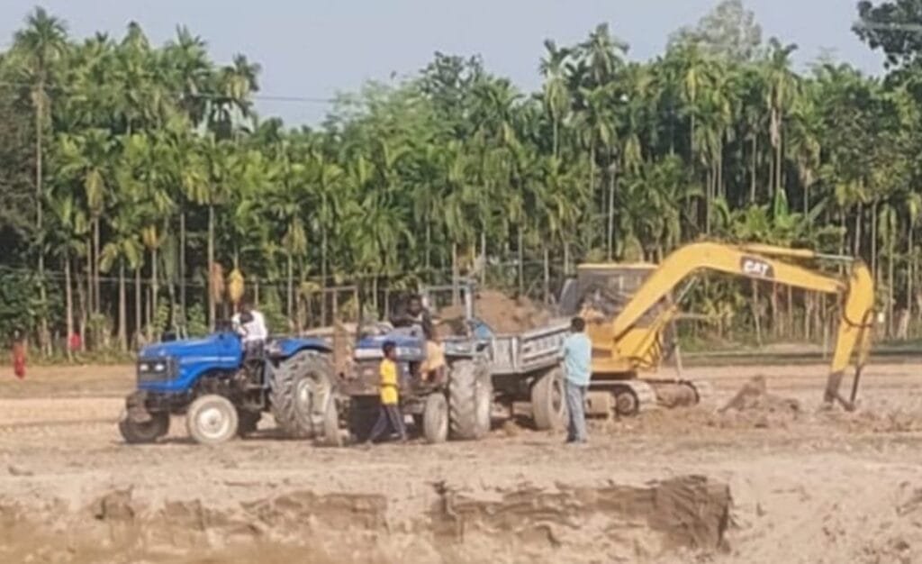 নাগেশ্বরীতে ইউএনও'র নিষেধ উপেক্ষা করে ফসলি জমিতে মাটি কাটছে দুলু চক্র ‎