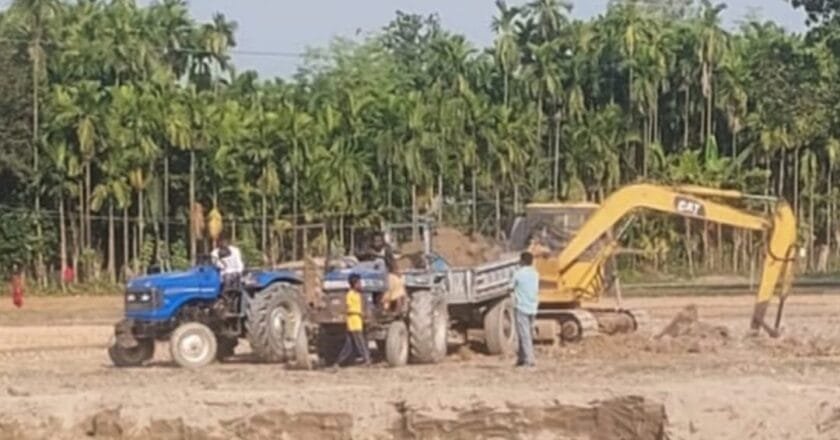 নাগেশ্বরীতে ইউএনও’র নিষেধ উপেক্ষা করে ফসলি জমিতে মাটি কাটছে দুলু চক্র ‎