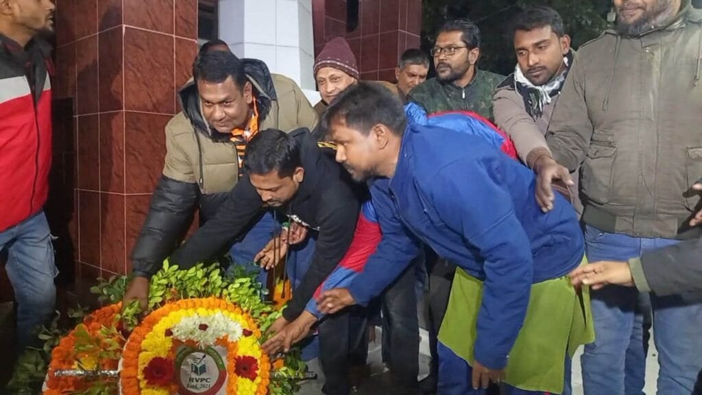 বিজয় দিবসের প্রথম প্রহরে রাজশাহী বরেন্দ্র প্রেসক্লাবের শ্রদ্ধা নিবেদন