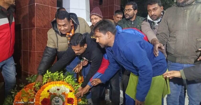 বিজয় দিবসের প্রথম প্রহরে রাজশাহী বরেন্দ্র প্রেসক্লাবের শ্রদ্ধা নিবেদন
