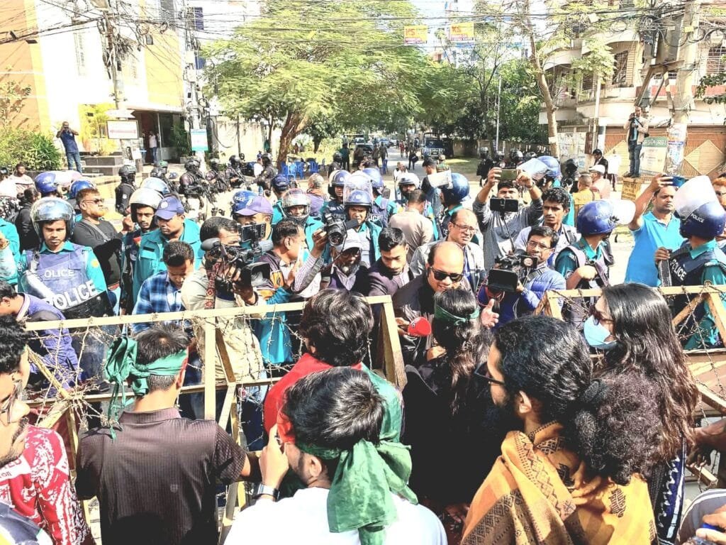 রাজশাহীতে ভারতীয় সহকারী হাইকমিশন ঘেরাও কর্মসূচিতে পুলিশের বাধা, উত্তেজনা ও ধস্তাধস্তি