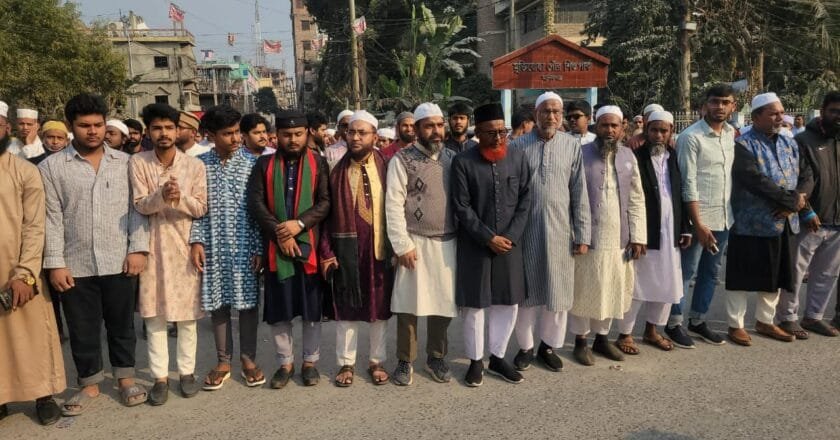 শহীদ শরিফ ওসমান হাদির হত্যাকাণ্ডের প্রতিবাদে মানিকগঞ্জে বিক্ষোভ ও গায়েবানা জানাজা