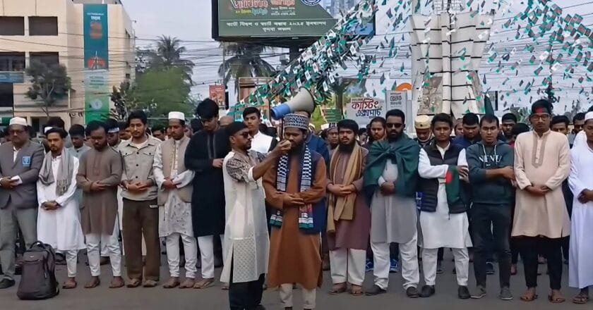 খুলনায় হাদির হত্যার প্রতিবাদে বিক্ষোভ ও গায়েবানা জানাজা