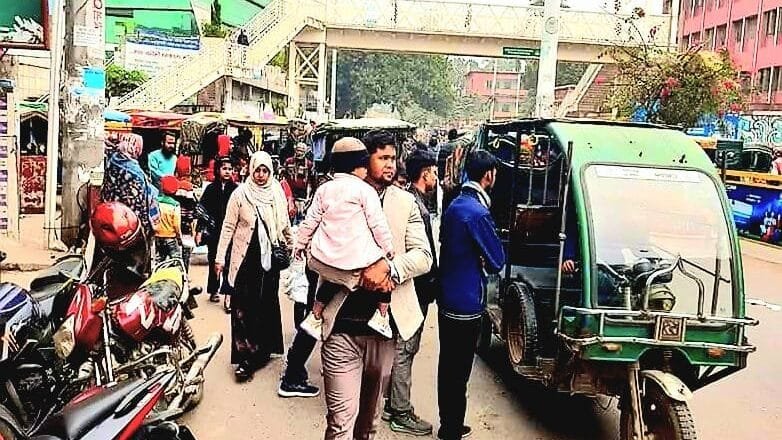 রাজশাহীতে কুয়াশা ও হিমেল বাতাসে স্থবির নগরজীবন