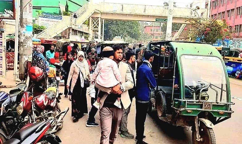 রাজশাহীতে কুয়াশা ও হিমেল বাতাসে স্থবির নগরজীবন