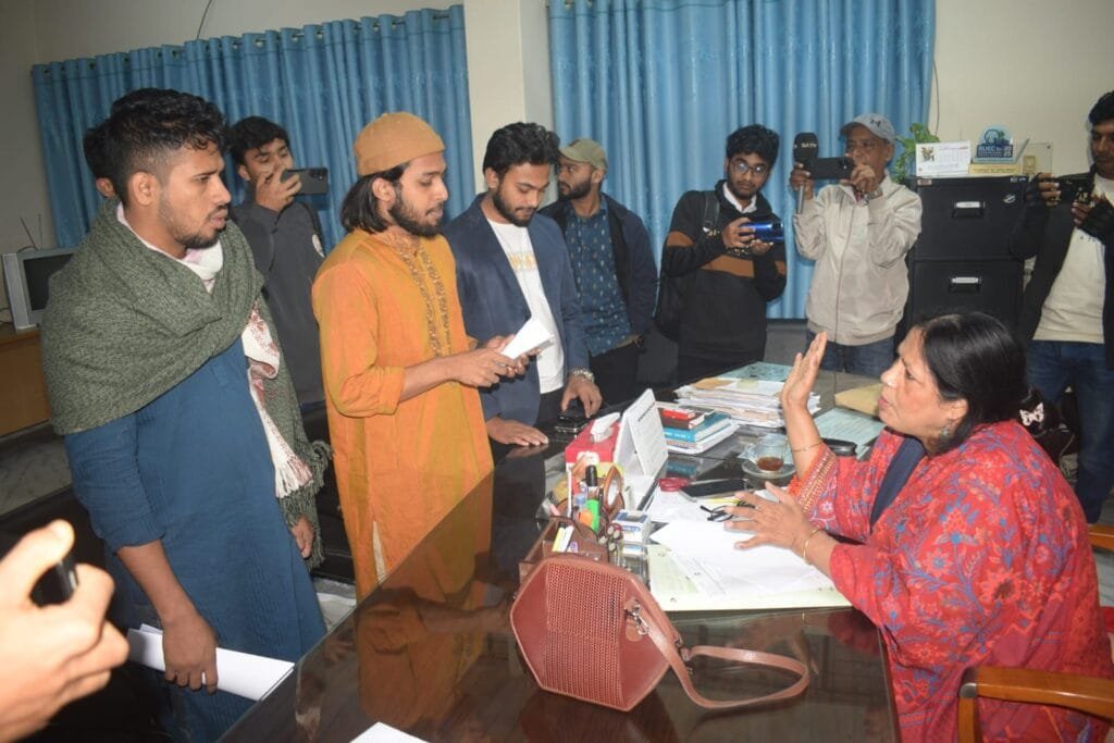 ছয় ডিনের পদত্যাগ দাবিতে রাকসুর তৎপরতা, বিভাগে বিভাগে খোঁজ নিলেন সালাহউদ্দিন আম্মার