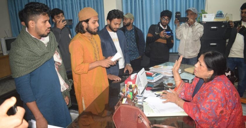 ছয় ডিনের পদত্যাগ দাবিতে রাকসুর তৎপরতা, বিভাগে বিভাগে খোঁজ নিলেন সালাহউদ্দিন আম্মার