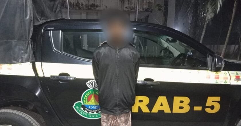 রাজশাহীর দুর্গাপুরে অবৈধ অ্যালকোহলসহ এক মাদক কারবারি গ্রেফতার