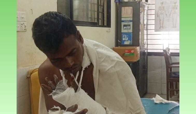 খুলনায় বাড়ি থেকে ডেকে নিয়ে যুবকের দুই হাতের কব্জি কেটে দিল দুর্বৃত্তরা