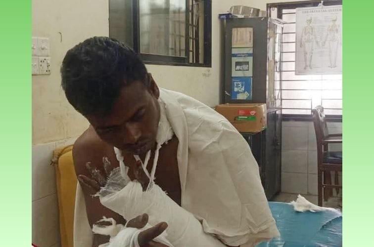 খুলনায় বাড়ি থেকে ডেকে নিয়ে যুবকের দুই হাতের কব্জি কেটে দিল দুর্বৃত্তরা