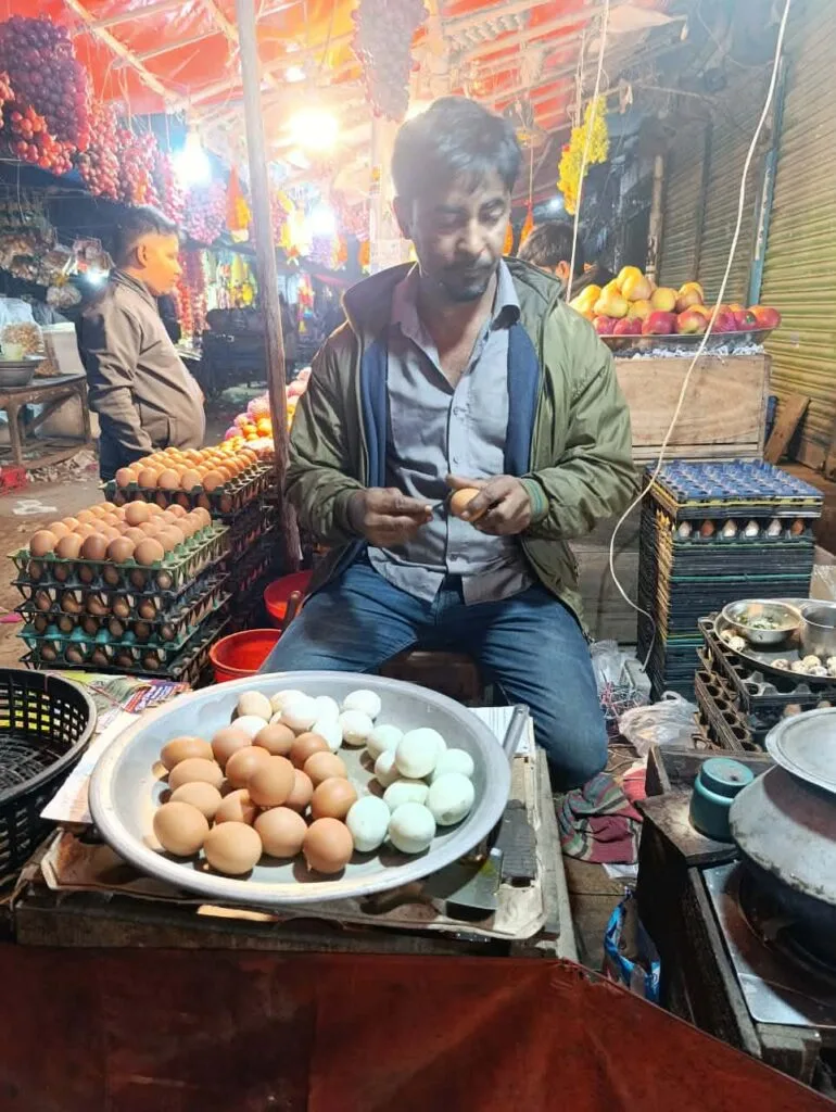 সলঙ্গায় বাড়তি আয়ের আশায় যুবকেরা গড়ে তুলেছে ভ্রাম্যমাণ সিদ্ধ ডিমের দোকান