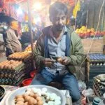 সলঙ্গায় বাড়তি আয়ের আশায় যুবকেরা গড়ে তুলেছে ভ্রাম্যমাণ সিদ্ধ ডিমের দোকান