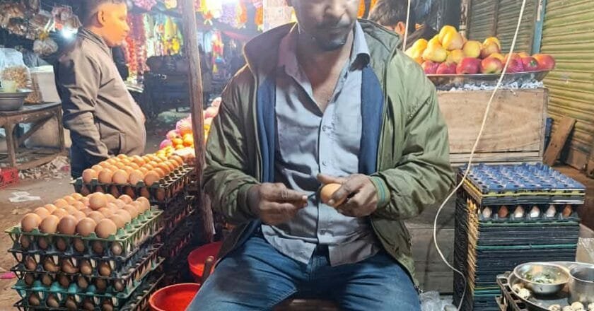 সলঙ্গায় বাড়তি আয়ের আশায় যুবকেরা গড়ে তুলেছে ভ্রাম্যমাণ সিদ্ধ ডিমের দোকান