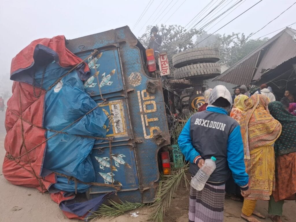 মানিকগঞ্জে ঘন কুয়াশায় মারাত্মক সড়ক দূর্ঘটনা: ট্রাক উঠলো দোকানে