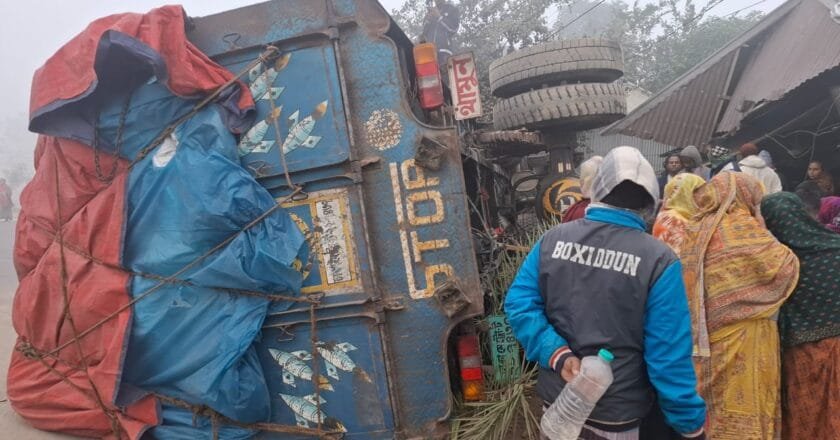 মানিকগঞ্জে ঘন কুয়াশায় মারাত্মক সড়ক দূর্ঘটনা: ট্রাক উঠে পড়লো দোকানে