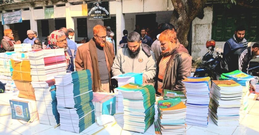 রাজশাহীতে ২০২৬ শিক্ষাবর্ষের মাধ্যমিক পাঠ্যবই সরবরাহ শুরু